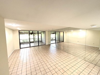 Welcome to this charming two-story townhouse in the Fountains of - photo 5