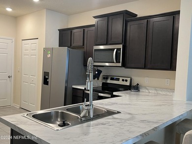 Located on a quiet cul-de-sac, this like-new construction offers - photo 3