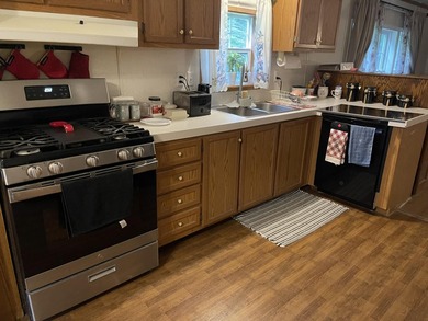 Spacious 3 bedroom, 2 bath, 1456 sq ft home on a double lot that - photo 5