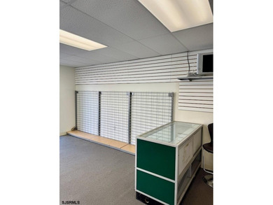 Turnkey Commercial unit in the Sun Beach conveniently located on