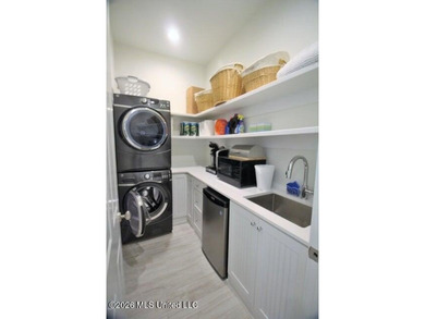 Magnificent home on peninsula overlooking the Bay! Greatroom - photo 44