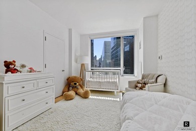 SPRAWLING 3BED/4 BATH IN THE PRIVATE EAST WING OF THE RIVERHOUSE - photo 17