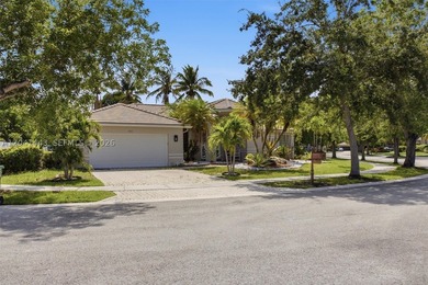 Discover your own private oasis in the heart of Weston! Situated - photo 1
