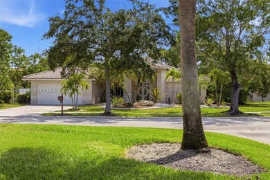 Discover your own private oasis in the heart of Weston! Situated - photo 2