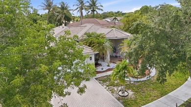 Discover your own private oasis in the heart of Weston! Situated - photo 5