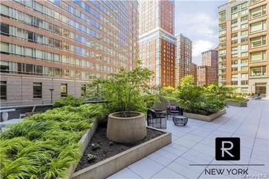 SPRAWLING 3BED/4 BATH IN THE PRIVATE EAST WING OF THE RIVERHOUSE - photo 36