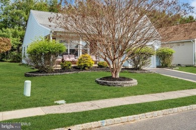 **PRICE IMPROVEMENT** Step into this beautifully maintained - photo 4