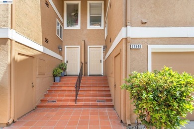 Welcome to Parkmont Villas. This tri-level townhouse on a - photo 2
