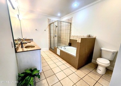 Step into this beautiful home with cathedral ceiling in the - photo 15