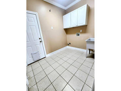 Step into this beautiful home with cathedral ceiling in the - photo 27