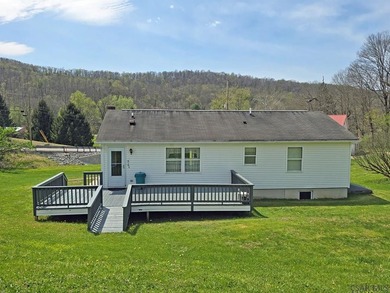 Tucked into the heart of an outdoor paradise, this 3 bedroom, 1 - photo 3