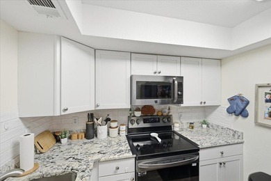 Beautifully updated, move-in-ready 2nd-floor apartment located - photo 11