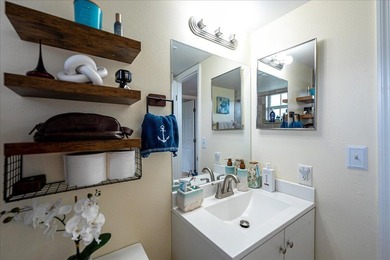 Beautifully updated, move-in-ready 2nd-floor apartment located - photo 15