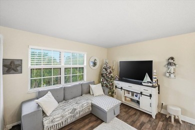 Beautifully updated, move-in-ready 2nd-floor apartment located - photo 18