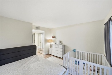 Beautifully updated, move-in-ready 2nd-floor apartment located - photo 20
