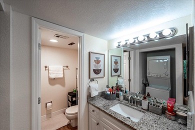 Beautifully updated, move-in-ready 2nd-floor apartment located - photo 21