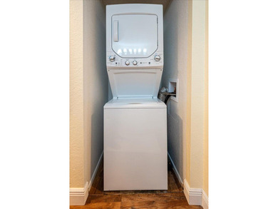 Beautifully updated, move-in-ready 2nd-floor apartment located - photo 22