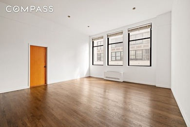 The coveted 'E-line': A Prewar Loft with 12ft Ceilings and - photo 3