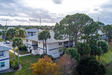 Beautifully updated, move-in-ready 2nd-floor apartment located - photo 39