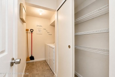 LOOK NO FURTHER!! THIS BEAUTIFULLY RENOVATED END-UNIT CONDO IS - photo 23