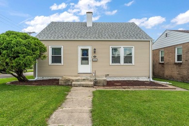 Welcome home to this charming 3-bedroom gem, perfectly situated - photo 1