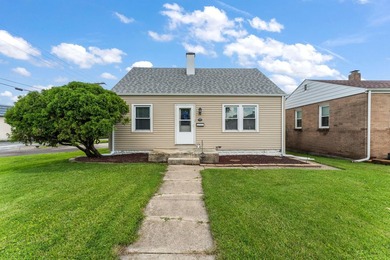 Welcome home to this charming 3-bedroom gem, perfectly situated - photo 2