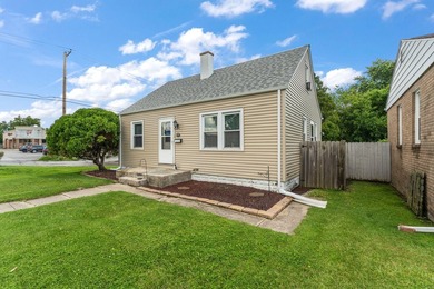 Welcome home to this charming 3-bedroom gem, perfectly situated - photo 3