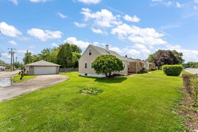 Welcome home to this charming 3-bedroom gem, perfectly situated - photo 4