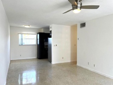 THIS IS A GREAT ONE BEDROOM ONE BATH UPSTAIRS APARTMENT. NEWER - photo 2
