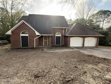 Welcome to this beautiful 3-bedroom, 2.5-bath home situated on 2 - photo 1