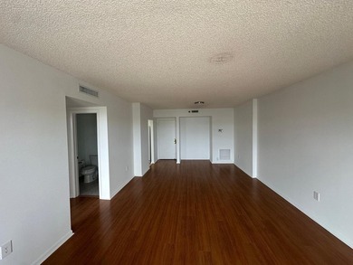 Charming and well-maintained 1-bedroom, 1.5-bathroom apartment - photo 17