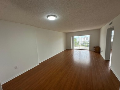 Charming and well-maintained 1-bedroom, 1.5-bathroom apartment - photo 18