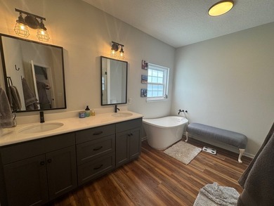 Baymeadows Subdivision!! On the large lake! This 3BR/2.5 BA is - photo 11