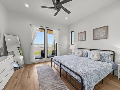 Turn-key modern lake retreat with stunning lake views! This - photo 11