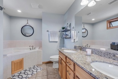 Meticulously maintained & furnished 3rd-floor unit overlooking - photo 13
