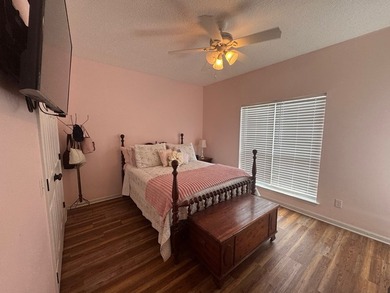 Baymeadows Subdivision!! On the large lake! This 3BR/2.5 BA is - photo 23