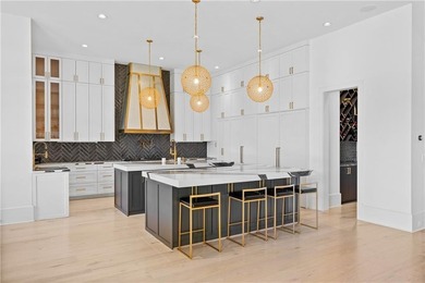 Exquisitely appointed home located in Milton's most sought-after - photo 3