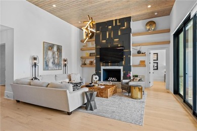Exquisitely appointed home located in Milton's most sought-after - photo 4