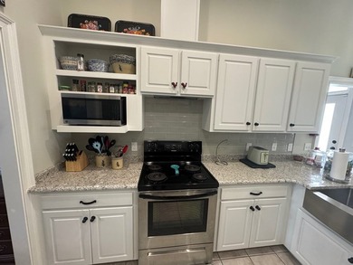 Baymeadows Subdivision!! On the large lake! This 3BR/2.5 BA is - photo 32