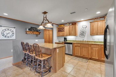 Meticulously maintained & furnished 3rd-floor unit overlooking - photo 42