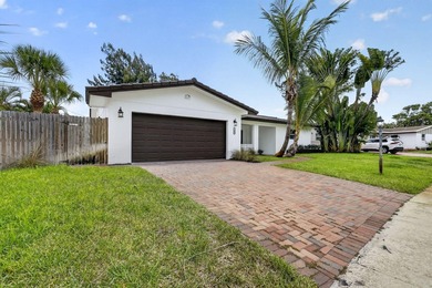 Welcome to this charming single-story residence located in Lake - photo 3