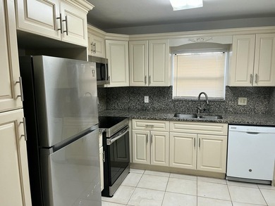 LOVELY VILLA WITH VAULTED CEILING IN THE MAIN AREA, UPDATED - photo 4