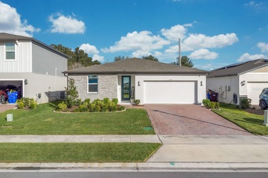 Beautiful 2023-built home, move-in ready! This residence - photo 2