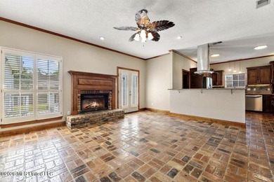 Great location in Delmas Estates Subdivision. Home is in move-in - photo 7