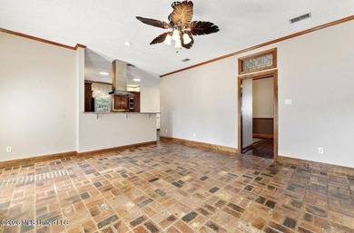 Great location in Delmas Estates Subdivision. Home is in move-in - photo 9