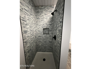 Modern City Living Near the Lake! 3 BR | 2 BA | Fully Updated - photo 5