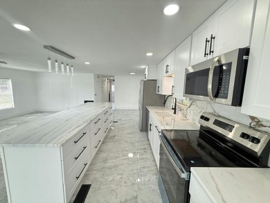 Prepare to be AMAZED by this gorgeous 2 bed, 2 bath home in the - photo 4