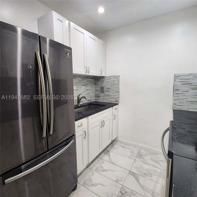 UPDATED CONDO IN A PRIME LOCATION! This beautifully maintained - photo 2