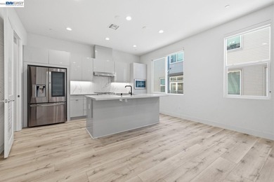 Modern 2019-built townhouse offering 2 bedrooms, 2.5 bathrooms - photo 2