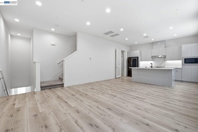 Modern 2019-built townhouse offering 2 bedrooms, 2.5 bathrooms - photo 4